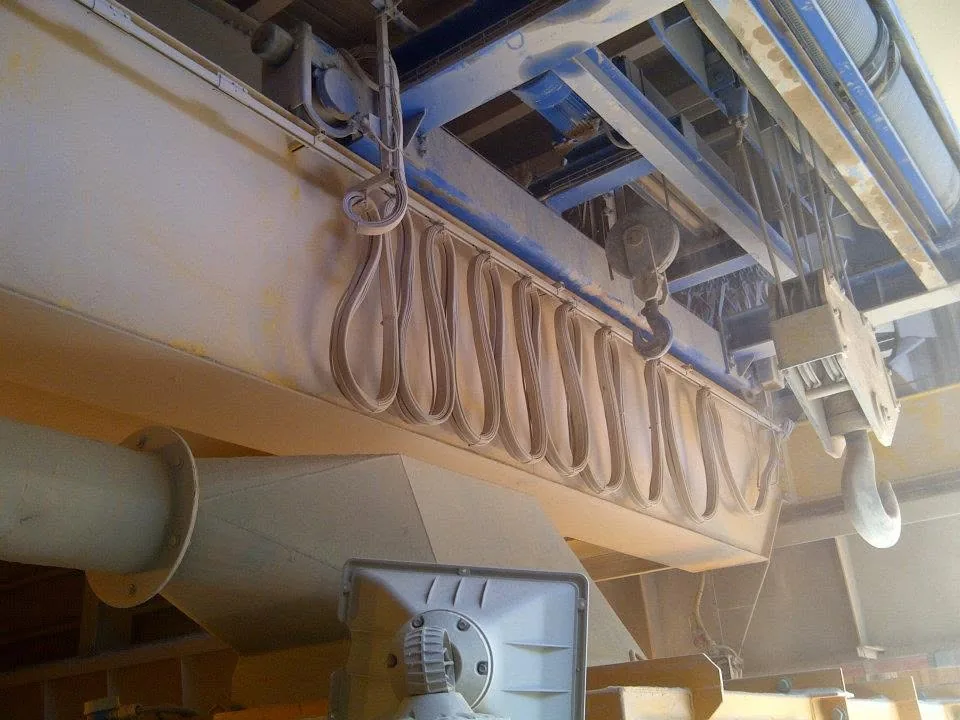 Sistema de alimentación eléctrica móvil de un puente grúa