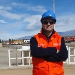 Camilo Graña en una planta industrial