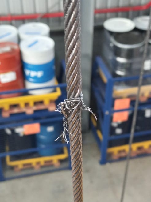 Inspección de Cables de acero en Puentes grúa y aparejos eléctricos. Cable de acero con alambres cortados