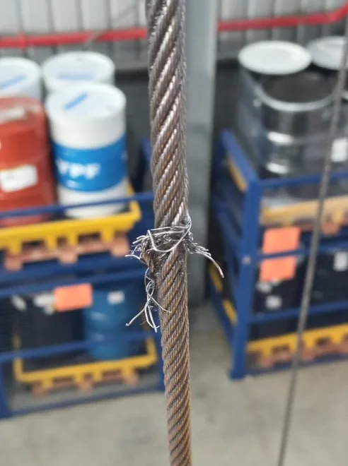 Inspección de Cables de acero en Puentes grúa y aparejos eléctricos. Cable de acero con alambres cortados
